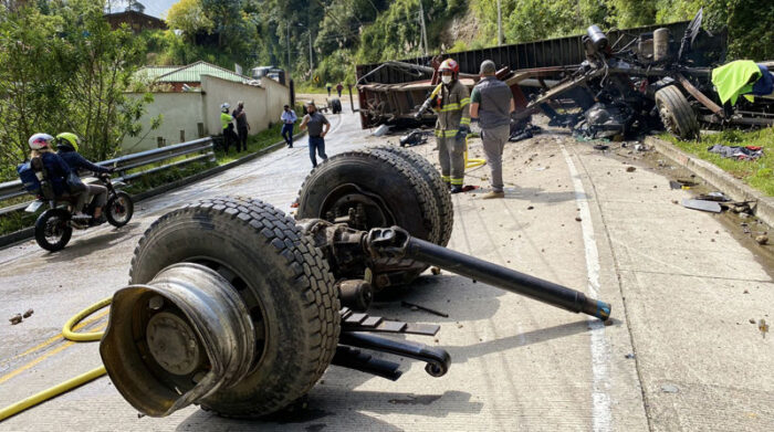 Las llantas del vehículo se desprendieron con el eje, debido al impacto. Foto: Twitter Bomberos Cuenca