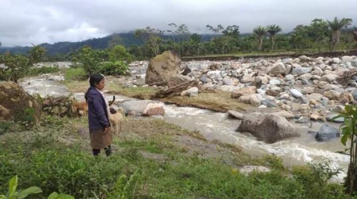 La creciente de los ríos dejó incomunicadas a varias personas en Pujilí y La Maná. Foto cortesía Alegría Sotomayor