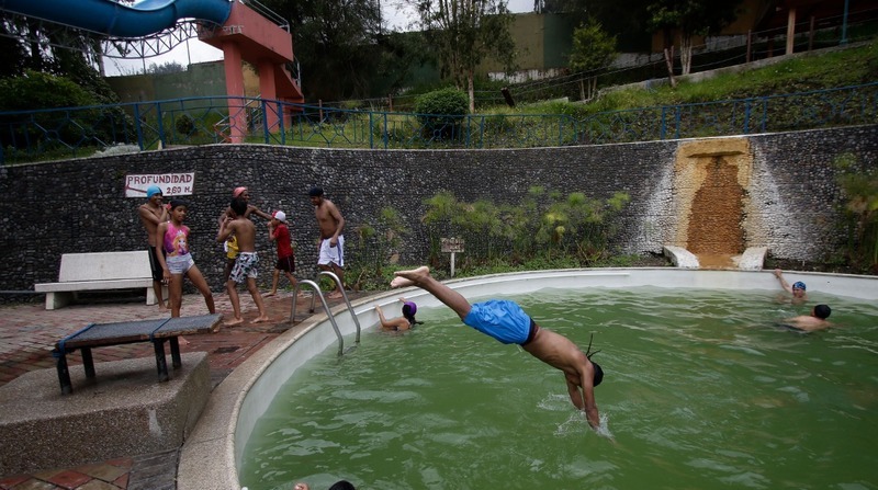 Las personas que visitaron el balneario de El Tingo disfrutaron de las piscinas de aguas termales. Foto: Carlos Noriega/ EL COMERCIO