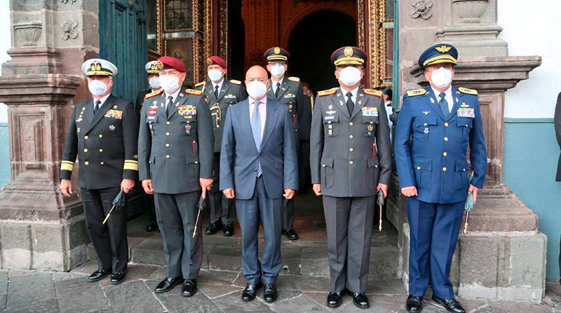 El Ministro de Defensa, Luis Hernández, asistió ayer al Tedeum por la conmemoración de la Batalla de Tarqui. Foto: Cortesía