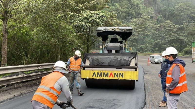 La vía Alóag - Unión Toachi se habilitará a las 06:00 del jueves 24 de febrero debido a la remoción de escombros y limpieza de alcantarillas. Foto: Prefectura de Pichincha