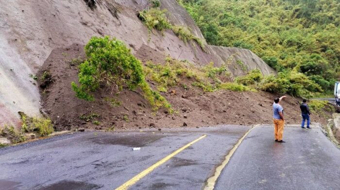 Se registra un deslizamiento de tierra en el kilómetro 32 de la vía Calacalí- La Independencia. Foto: ECU911