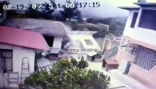 Una cámara de seguridad grabó el momento de la caída de la casa. Foto: Captura