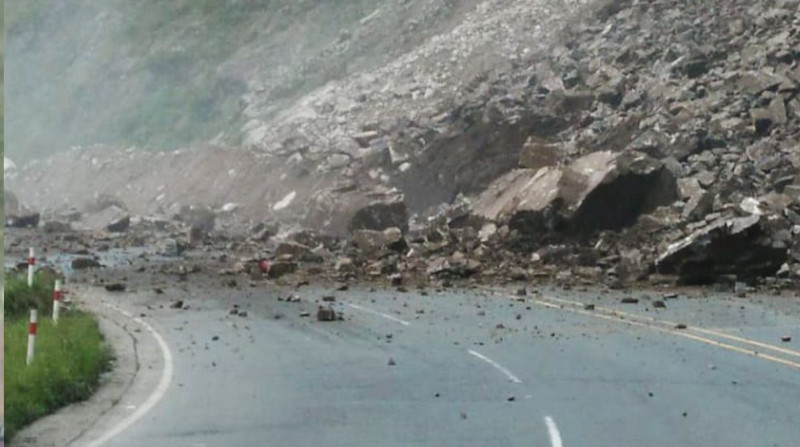 Este miércoles 16 de febrero del 2022 se registraron dos deslizamientos de tierra en la vía Alóag - Santo Domingo. Foto: Cortesía CTE