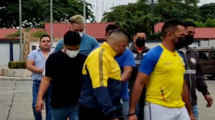 Ocho detenidos fueron presentados por la Policía en el Cuartel Modelo de Guayaquil, vinculados con casos de contaminación de droga en las terminales portuarias de la ciudad. Foto: Cortesía Policía Nacional