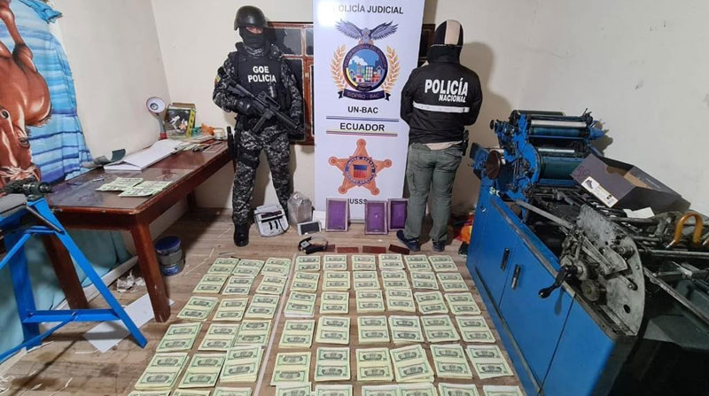 Agentes descubrieron la primera fábrica de billetes falsos en Ecuador. Foto: Ministerio de Gobierno