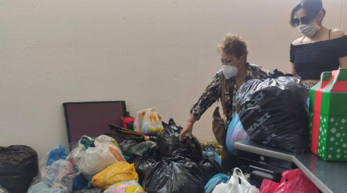 Martha Trujillo acudió a la Concentración Deportiva de Pichincha para dejar sus donaciones que se entregarán a las familias afectadas por el aluvión. Foto: Ivonne Mantilla/EL COMERCIO