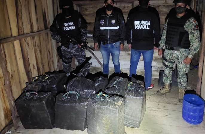 Uniformados encontraron droga oculta en una caleta el Manabí. Foto: Armada