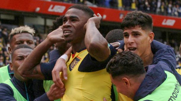 Félix Torres (centro) celebra el gol marcado a Brasil el pasado 27 de enero de 2022. Foto: Twitter La Tri.