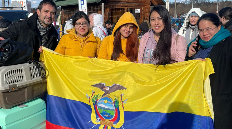 La Cancillería confirmó que al menos cinco jóvenes ecuatorianos se encuentran a salvo en Polonia y Eslovaquia, tras salir de Ucrania. Foto: Twitter / Juan Carlos Holguín
