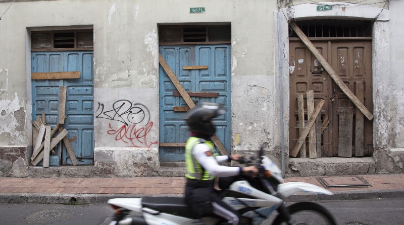 Una casa ubicada en la calle Loja, en el Centro Histórico, muestra el avanzado estado de deterioro por falta de uso. Foto: Diego Pallero / El Comercio