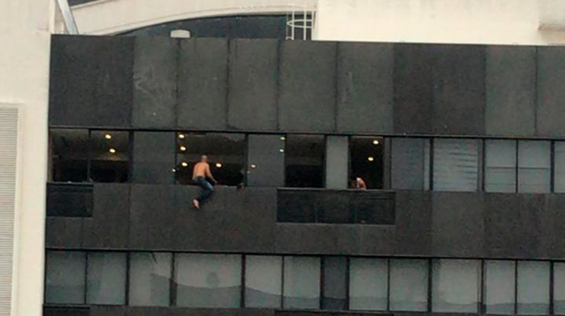 Un hombre se arrojó al vacío desde el piso 17 de un edificio en la turística zona de Puerto Santa Ana, al centro-norte de Guayaquil. Antes de decidir saltar, permaneció durante horas sentado en la cornisa. Foto: Cortesía @cupsfire_gye