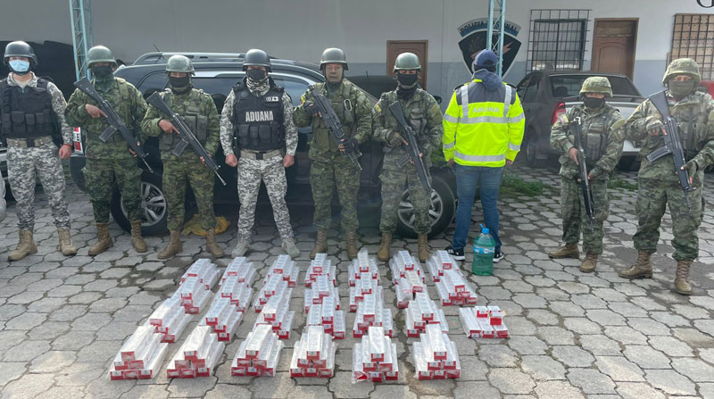 Soldados se decomisaron 79 800 cápsulas ordinarias de explosivos durante un operativo en Carchi. Foto: FF.AA.