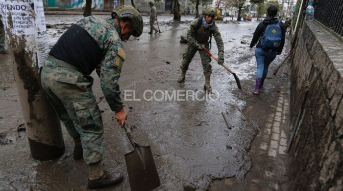 Durante este martes, 1 de febrero de 2022, se efectuaron trabajos de limpieza y entrega de donaciones para los afectados del aluvión en La Gasca, en Quito. Foto: Diego Pallero / EL COMERCIO