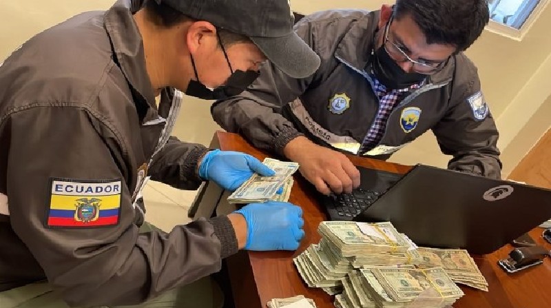 Agentes encontraron dinero en efectivo en la casa del funcionario de Acess. Foto: Cortesía Fiscalía