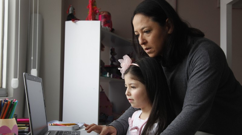 La mamá de Luciana Merchán le ayuda en ciertos momentos en sus clases. Ella estudia en el Colegio Tomás Moro en Quito. Foto: Archivo / El Comercio