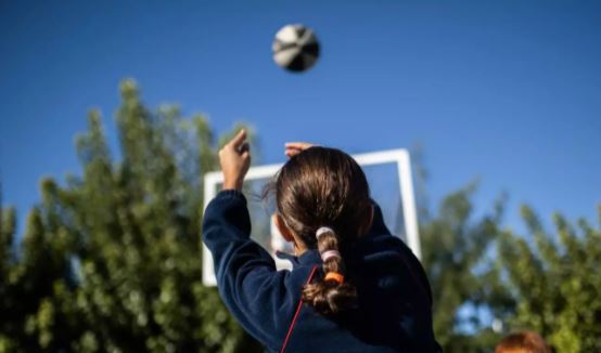 Una niña juega al baloncesto en el patio del Colegio Alameda de Osuna. Foto: Archivo Europa Press