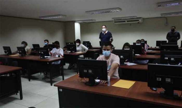 Quienes no tengan Internet en casa podrán rendir el test en un centro asignado. Foto: Enrique Pesantes / EL COMERCIO