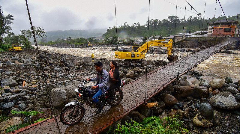El puente sobre el río Quindigua, que está en el centro del poblado de Pucayacu, resistió el embate de la crecida. Foto: Enrique Pesantes / El Comercio