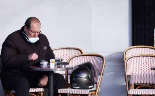 Un cliente con mascarilla en una cafetería de París. Foto: Xinhua News