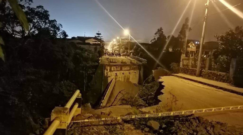 El fuerte invierno sigue causando estragos en Ecuador. Un puente ubicado en Girón colapsó y dejó a la población incomunicada. Foto: Cortesía Servicio Nacional de Gestión de Riesgos
