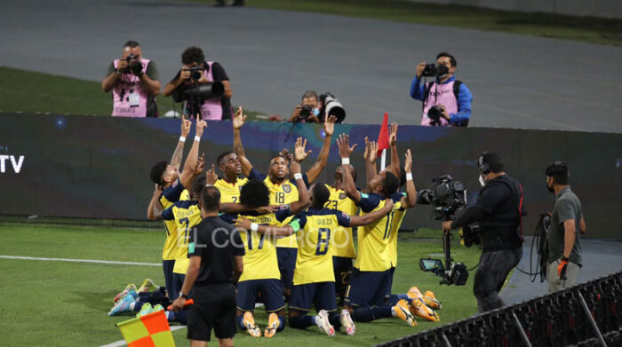 Los jugadores de Ecuador levantan sus manos al cielo como señal de gratitud tras el primer gol ante Perú, el 1 de febrero del 2022. Fotos: Julio Estrella, desde Lima / EL COMERCIO