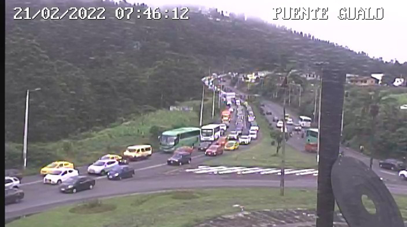Tráfico vehicular en el redondel de Gualo la mañana de este lunes 21 de febrero del 2022. Foto: ECU 911