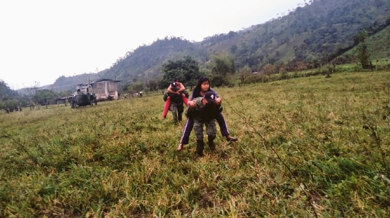Con apoyo aéreo de Fuerzas Armadas, en el sector de Los Laureles del cantón Pangua, se rescató a 4 adultos y 4 niños que se encontraban aislados a causa del desbordamiento del río Calope. Foto: Cortesía Sngre