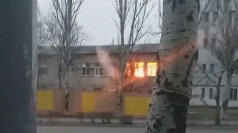 Un proyectil, en medio de combate, impactó en un el centro de Oncología de un hospital en Ucrania. Foto: Captura de pantalla
