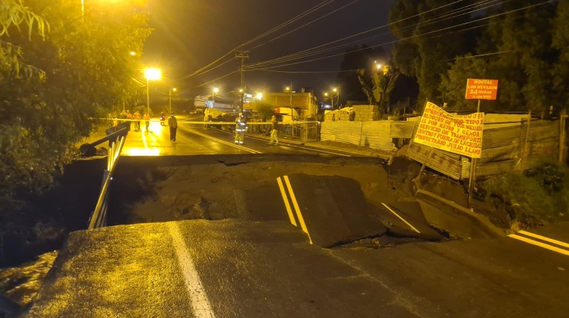En el sector del Club Naval se produjo el colapso de la vía E35 debido al crecimiento del río producto de las fuertes lluvias. Foto: Cortesía Municipio de Rumiñahui