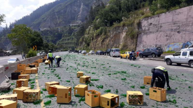 Agentes de tránsito recogían las jabas de cerveza, tras el siniestro en la av. Simón Bolívar. En Quito. Foto: Cortesía ECU 911