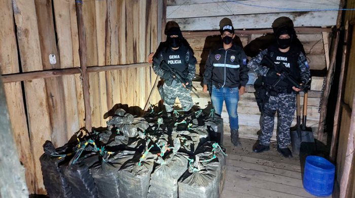 La droga se encontraba envuelta en sacos de yute color negro. Foto: Cortesía Armada del Ecuador