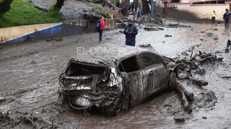 Los vehículos afectados quedaron en medio de las vías, otros apilados contra las paredes y algunos dentro de viviendas, luego de ser arrastrados por el aluvión. Foto: Patricio Terán/ EL COMERCIO