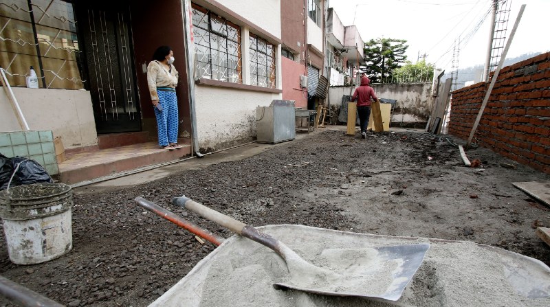 Moradores han empezado a levantar por cuenta propia los muros de sus viviendas destruidos por el aluvión del 31 de enero. Foto: Carlos Noriega / El Comercio