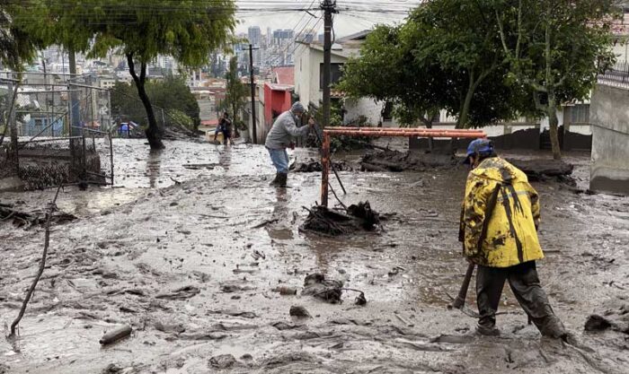 El aluvión en el sector de La Gasca, en el norte de Quito, dejó 22 personas fallecidas, 47 heridas y 20 desaparecidas. Foto: Patricio Terán / EL COMERCIO