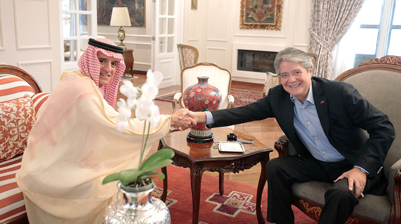 El presidente Lasso y el ministro saudí Adel bin Ahmed Al-Jubeir. . Foto: Twitter @ComunicacionEc