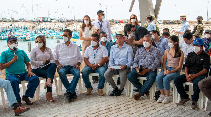 La firma del reglamento de la Ley del sector pesquero y acuícola se realizó en en el Puerto Pesquero Artesanal Ancocinto, en Santa Elena. Foto: Ministerio de Producción