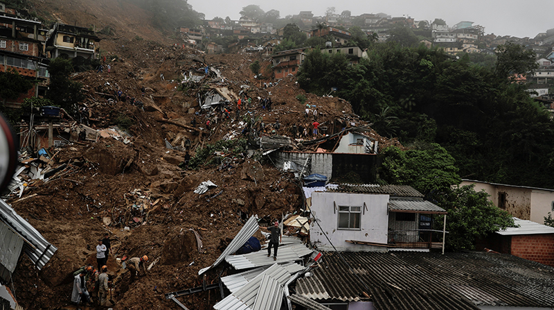 Los deslizamientos de tierra producto de las fuertes lluvias arrasaron con las casas de Petrópolis. Foto: redes sociales