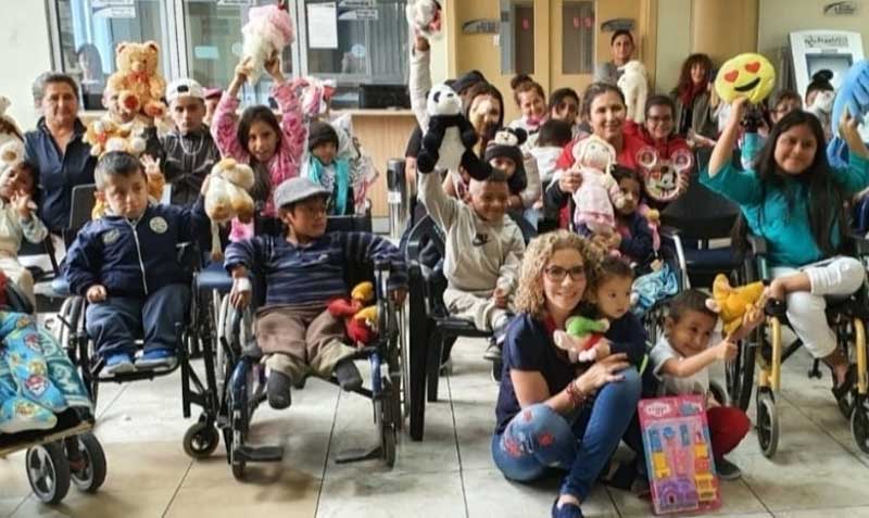 Pacientes de la Fundación Ecuatoriana Osteogénesis Imperfecta junto a Lucía Trávez, su presidenta. Foto: Facebook Fundación Ecuatoriana Osteogénesis Imperfecta