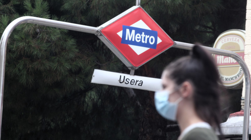 Imagen referencial. Una persona sale del metro del distrito de Usera, Madrid (España), a 18 de septiembre de 2020. Foto: Europa Press