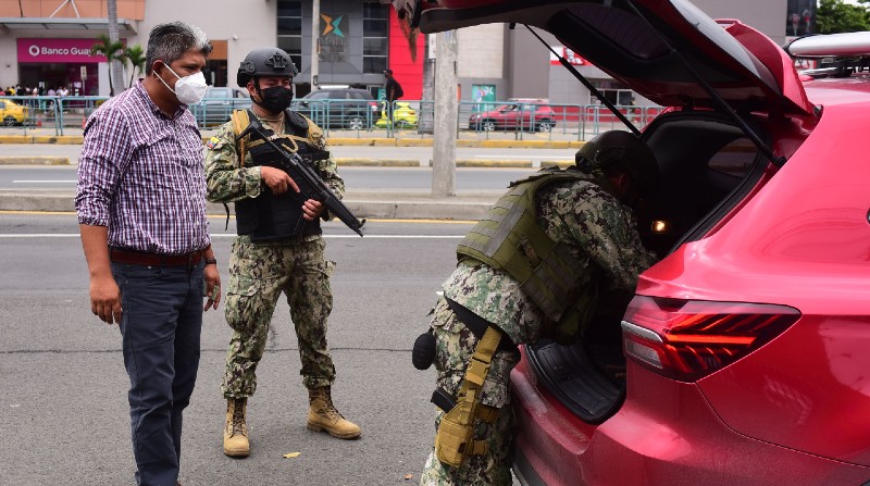 Militares revisan un vehículo en la av. 25 de Julio, frente al Mall del Sur. En Guayaquil se reforzaron los controles. Foto: Archivo / El Comercio