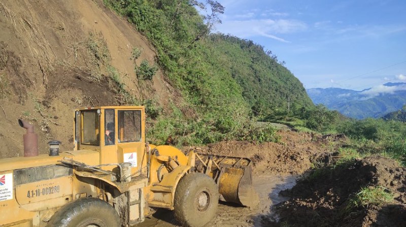 Se evidencia labores de limpieza de deslizamientos, en los km 101 sector San Pedro, km 114 y 115 sector Guadual. Foto: Ministerio de Transporte y Obras Públicas