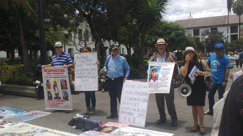 Néstor Salazar, esposo de María Córdova, ha participado de marchas y plantones para exigir avances en las investigaciones. Foto: Cortesía