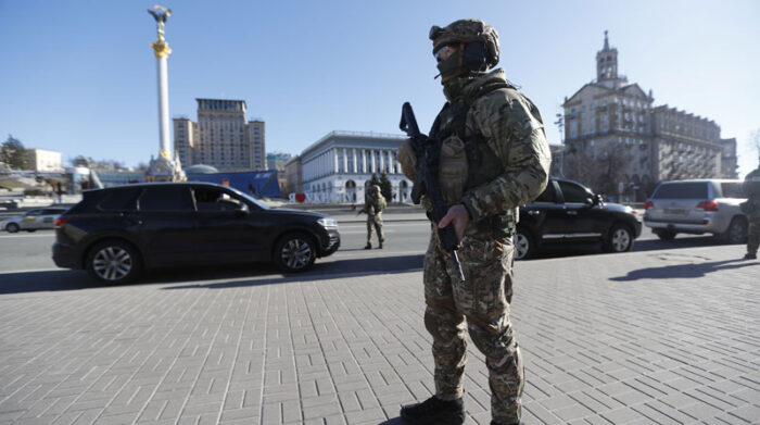 Militares custodian Kiev, en medio del ataque de tropas rusas a Ucrania. Foto: EFE