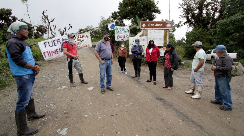 Vecinos de La Victoria vigilan a la salida de una de las mineras. Fotos: Carlos Noriega / El Comercio