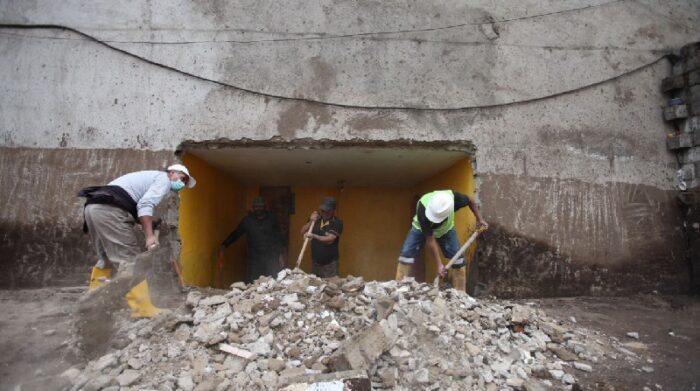 Personas extraen escombros de un inmueble afectado por el aluvión. Foto: Julio Estrella / EL COMERCIO