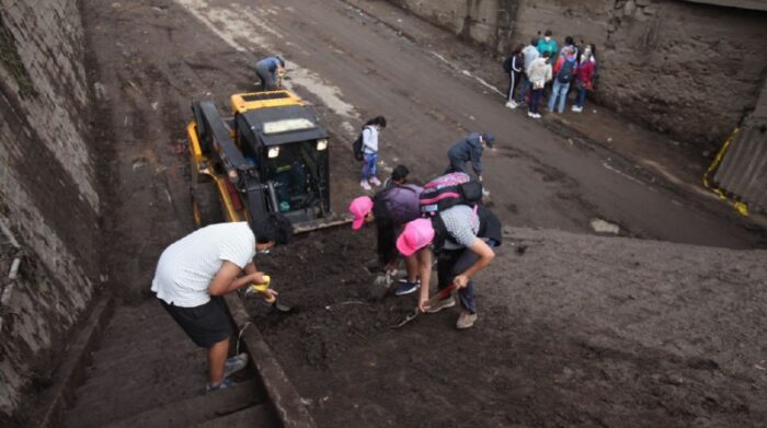 Voluntarios ayudan a remover el lodo de las calles. Foto: Julio Estrella / EL COMERCIO