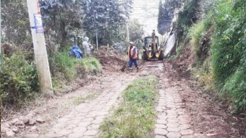 La Empresa Pública Metropolitana de Movilidad y Obras Públicas de Quito trabajó en la limpieza de deslizamiento sobre la vía en sector de Vista Hermosa. Foto: Twitter