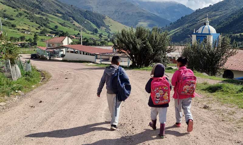 Chaucha es una parroquia distante de Cuenca con falta de transporte y por eso muchos niños caminan a sus escuelas. Foto: Lineida Castillo / EL COMERCIO