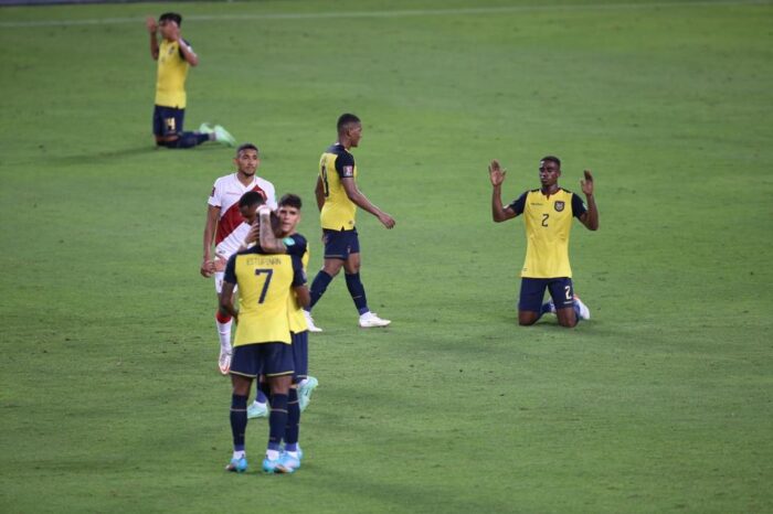 Los jugadores de la Tri se abrazan luego del empate 1-1 con Perú. Su presencia en Catar 2022 está casi asegurada. Foto: Julio Estrella, desde Lima. /EL COMERCIO